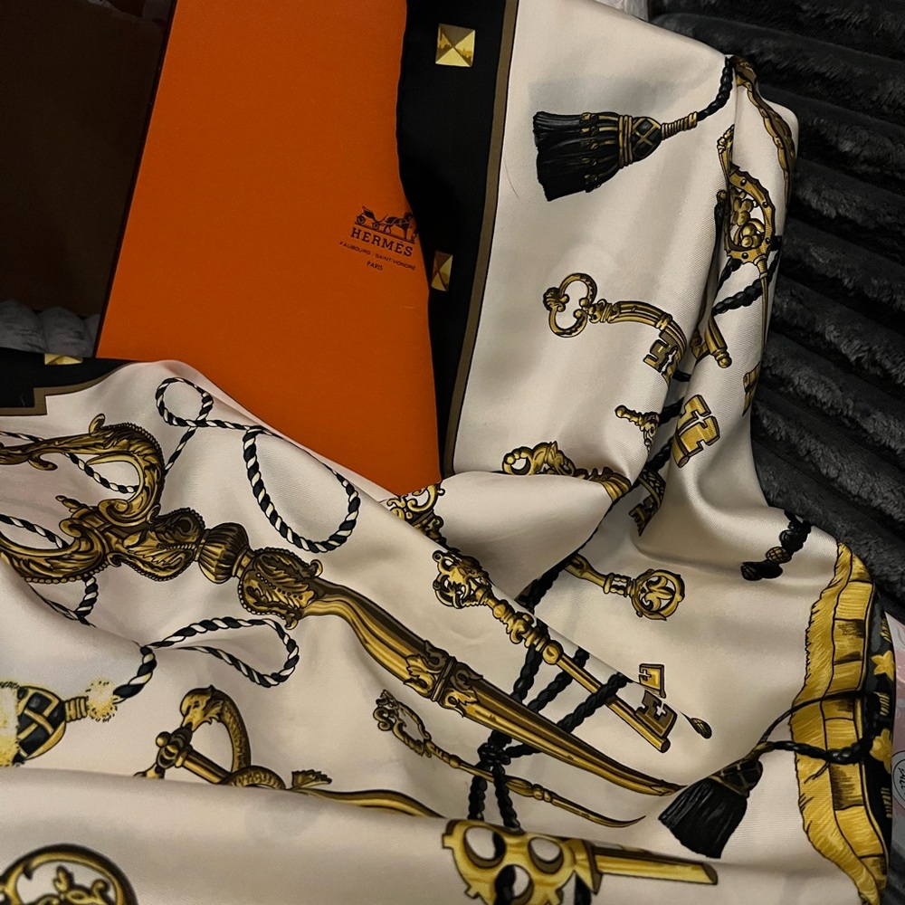 AUTHENTIC Hermès "Les Clés" 90cm Silk Scarf – Black/Gold/White – With Box - Picture 4 of 7
